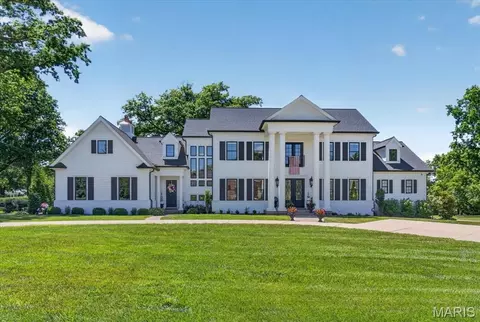Exterior - 3033 Fallbrook Dr, Saint Louis, MO 63131 photo 2 of 18