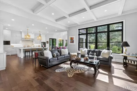 Living - 3033 Fallbrook Dr, Saint Louis, MO 63131 photo 3 of 5