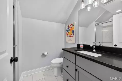 Bath - 3033 Fallbrook Dr, Saint Louis, MO 63131 photo 8 of 9
