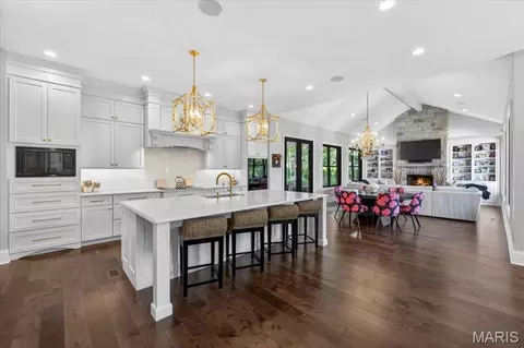 Kitchen - 3033 Fallbrook Dr, Saint Louis, MO 63131 photo 6 of 7