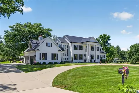 Exterior - 3033 Fallbrook Dr, Saint Louis, MO 63131 photo 3 of 18