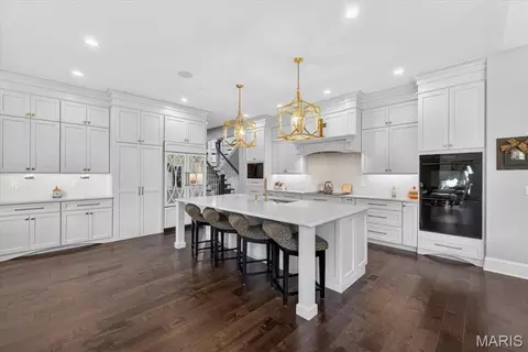 Kitchen - 3033 Fallbrook Dr, Saint Louis, MO 63131 photo 3 of 7