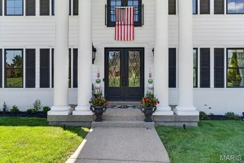 Exterior - 3033 Fallbrook Dr, Saint Louis, MO 63131 photo 4 of 18