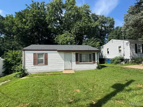 149 Becker Dr, Saint Louis, MO 63135