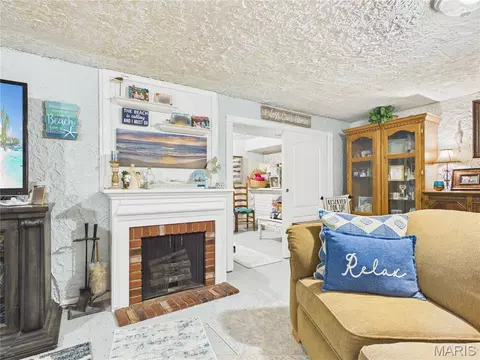 Living - 606 Sheridan Dr, Chaffee, MO 63740 photo 3 of 4