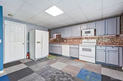 Kitchen - 420 Bittersweet Dr, O'fallon, MO 63366 photo 4 of 4