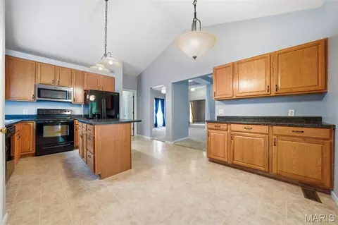 Kitchen - 420 Bittersweet Dr, O'fallon, MO 63366 photo 2 of 4