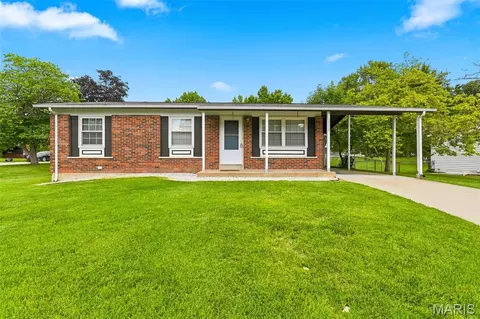 2263 Mckelvey Rd, Maryland Heights, MO 63043