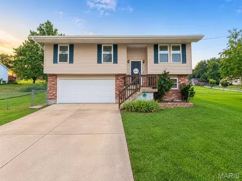 633 Woodridge Ct, Villa Ridge, MO 63089