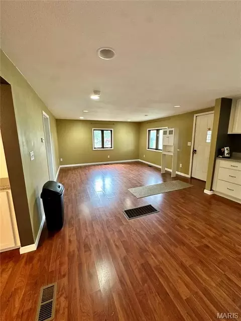 Living - 7002 Highway Yy, Washington, MO 63090 photo 2 of 3