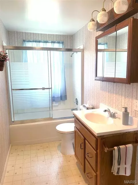 Bath - 1174 Bieker Rd, Washington, MO 63090 photo 1 of 1