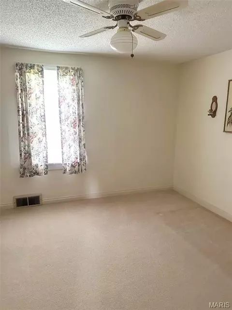 Bedroom - 1174 Bieker Rd, Washington, MO 63090 photo 2 of 4