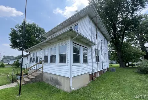 Exterior - 504 E Walnut St, Gillespie, IL 62033 photo 2 of 3