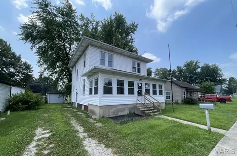 Exterior - 504 E Walnut St, Gillespie, IL 62033 photo 1 of 3