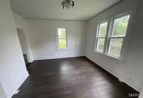 Living - 504 E Walnut St, Gillespie, IL 62033 photo 2 of 2