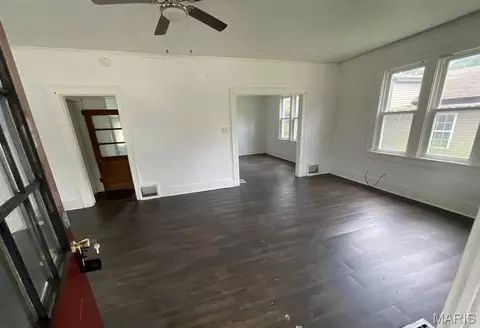 Living - 504 E Walnut St, Gillespie, IL 62033 photo 1 of 2