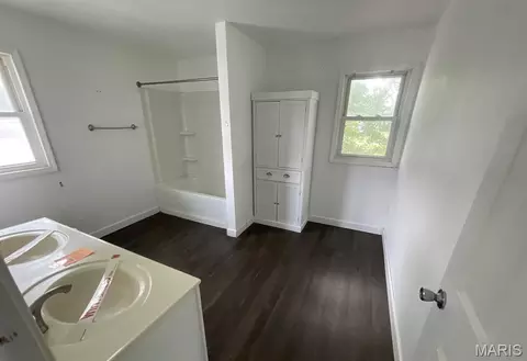 Bath - 504 E Walnut St, Gillespie, IL 62033 photo 1 of 2