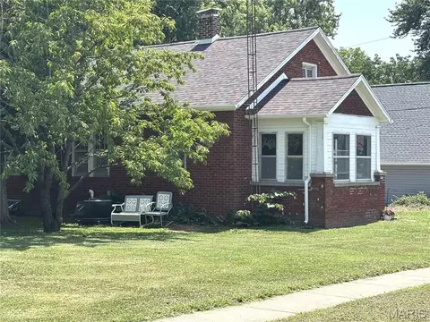 222 N Locust St, Greenville, IL 62246