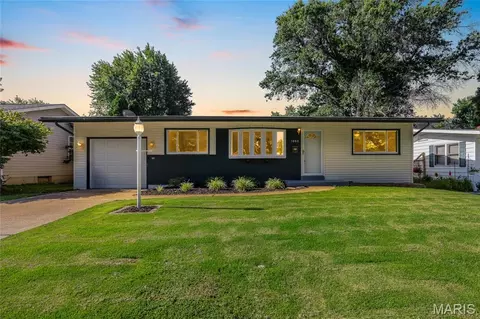 1060 Dauphin Ln, Florissant, MO 63033