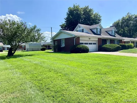 Exterior - 308 E Field Dr, Red Bud, IL 62278 photo 2 of 4