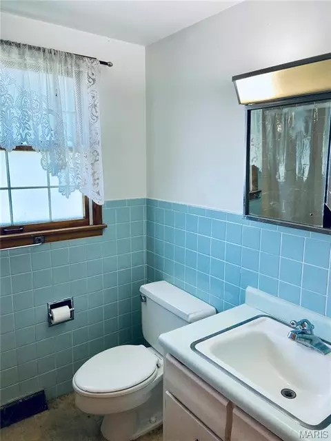 Bath - 308 E Field Dr, Red Bud, IL 62278 photo 3 of 4