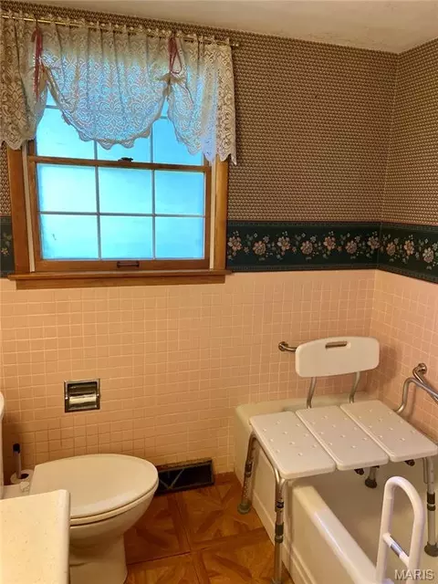 Bath - 308 E Field Dr, Red Bud, IL 62278 photo 2 of 4
