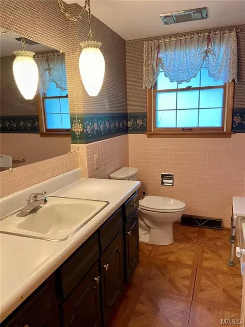 Bath - 308 E Field Dr, Red Bud, IL 62278 photo 1 of 4