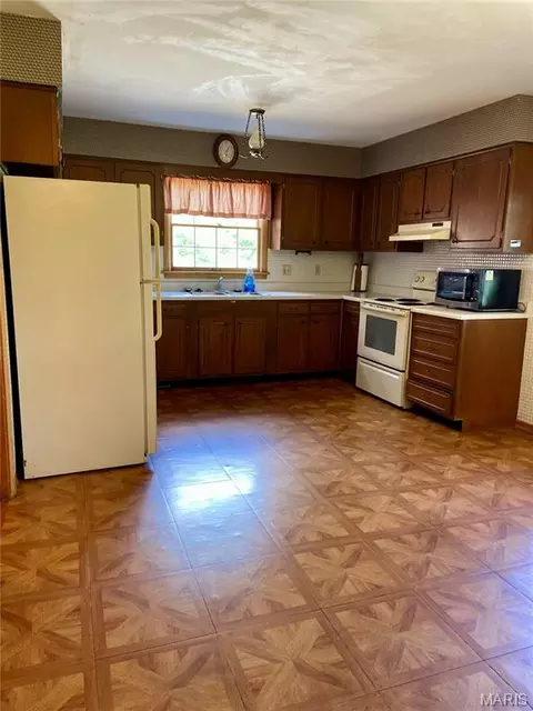 Kitchen - 308 E Field Dr, Red Bud, IL 62278 photo 2 of 2