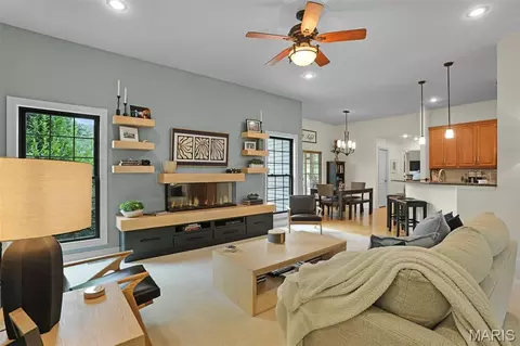 Living - 2334 Silver Crest Ct, Washington, MO 63090 photo 2 of 3