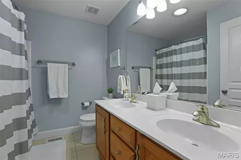 Bath - 2334 Silver Crest Ct, Washington, MO 63090 photo 3 of 5