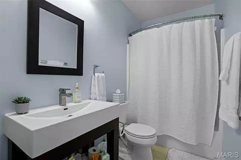 Bath - 2334 Silver Crest Ct, Washington, MO 63090 photo 5 of 5