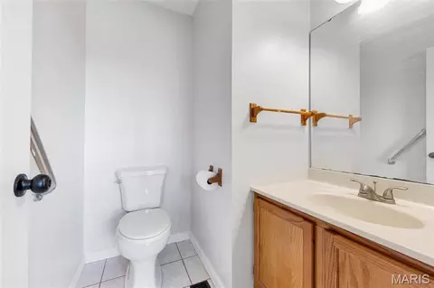 Bath - 1503 Progress Ln, Belleville, IL 62221 photo 1 of 6