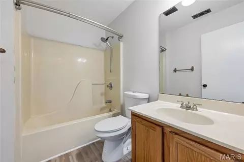 Bath - 1503 Progress Ln, Belleville, IL 62221 photo 5 of 6