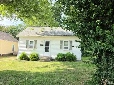 1219 School St, Hillsboro, IL 62049