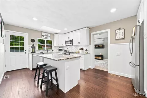 Kitchen - 330 Algonquin Dr, Ballwin, MO 63011 photo 3 of 3