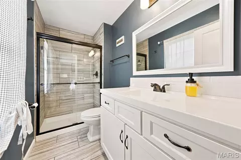 Bath - 330 Algonquin Dr, Ballwin, MO 63011 photo 3 of 4