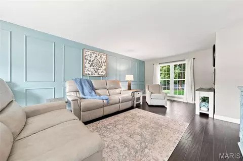 Living - 330 Algonquin Dr, Ballwin, MO 63011 photo 2 of 2