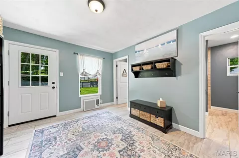 Entry Way - 330 Algonquin Dr, Ballwin, MO 63011 photo 3 of 3