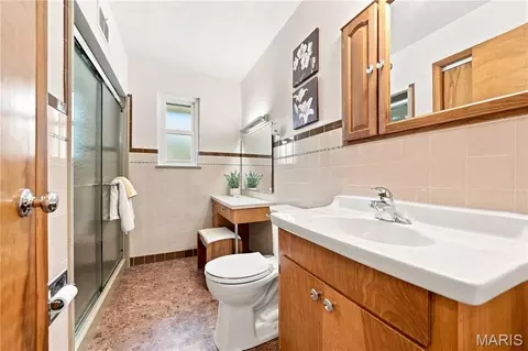 Bath - 21 Elannchester Dr, Manchester, MO 63011 photo 1 of 2