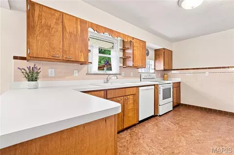 Kitchen - 21 Elannchester Dr, Manchester, MO 63011 photo 2 of 4