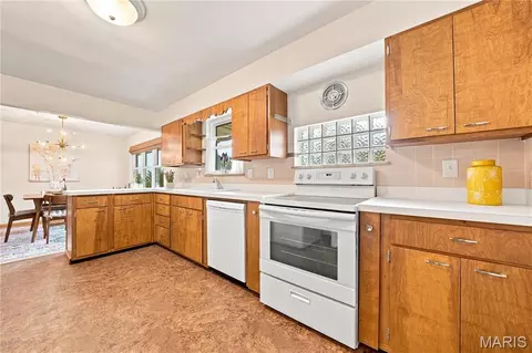 Kitchen - 21 Elannchester Dr, Manchester, MO 63011 photo 1 of 4