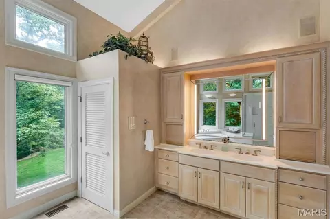 Bath - 436 Shadowridge Ct, Ballwin, MO 63011 photo 2 of 6