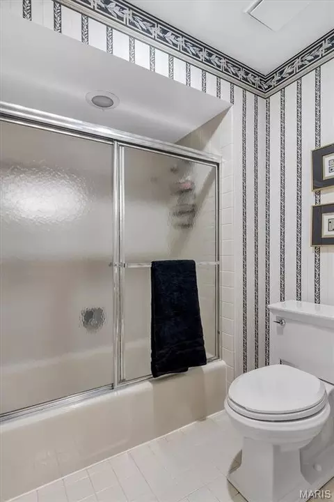Bath - 436 Shadowridge Ct, Ballwin, MO 63011 photo 4 of 6