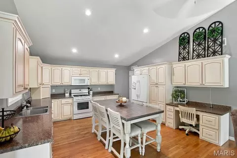 Kitchen - 251 Farris Rd, Bourbon, MO 65441 photo 2 of 5