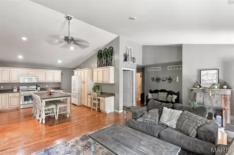 Entry Way - 251 Farris Rd, Bourbon, MO 65441 photo 1 of 3