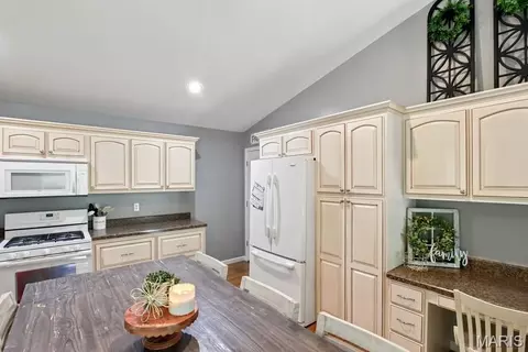 Kitchen - 251 Farris Rd, Bourbon, MO 65441 photo 3 of 5