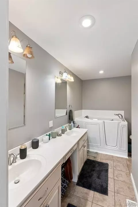 Bath - 251 Farris Rd, Bourbon, MO 65441 photo 2 of 5
