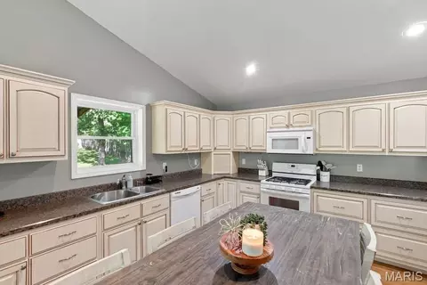 Kitchen - 251 Farris Rd, Bourbon, MO 65441 photo 4 of 5