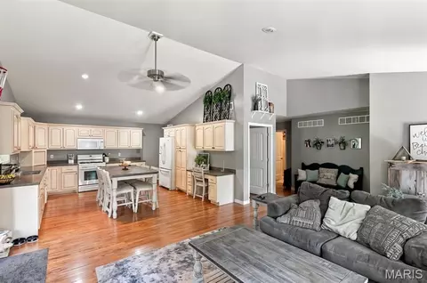 Entry Way - 251 Farris Rd, Bourbon, MO 65441 photo 2 of 3