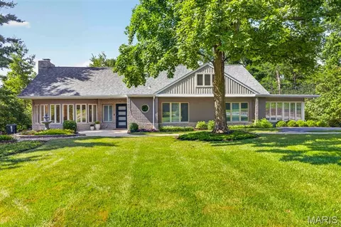 12237 Ladue Rd, Creve Coeur, MO 63141